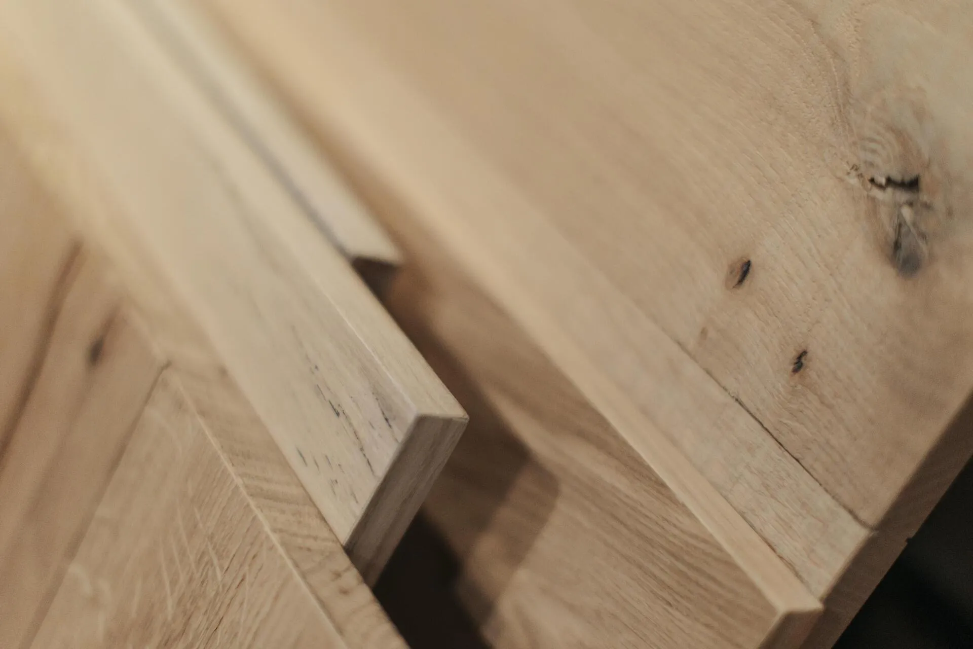 Pièces de bois clair et détail du veinage
