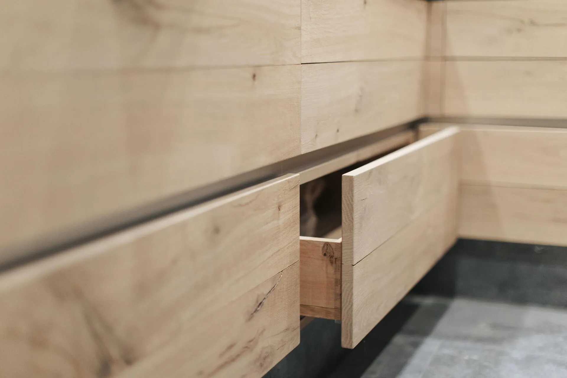 Détail d’une façade en bois et de sa prise de main